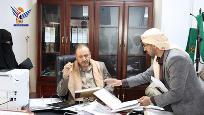 El juez Al-Muhaqari inspecciona las operaciones de los tribunales de Finanzas, Donaciones y Tributación en la Secretria Capital