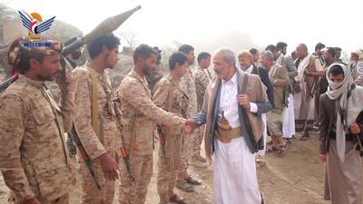 Al-Dhale'a... Al-Shaghdiri inspecciona las condiciones de las tropas en el frente de Al-Awad