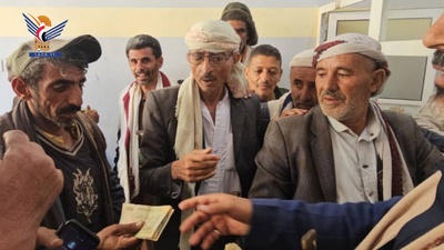 La Oficina Zakat en Al Mahwit lanza el desembolso de fondos para el proyecto para familias que no pueden trabajar.