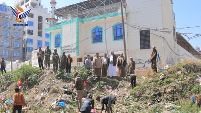 El gobernador de Ibb lanza Una campaña para limpiar y retirar escombros y suciedad de los canales de drenaje en la zona de Al-Sabil, en el centro de la gobernación