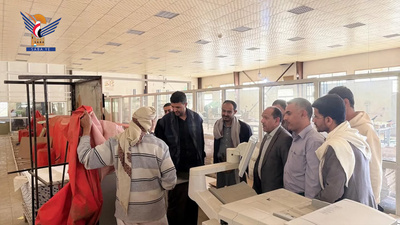 El rector de la Universidad de Sana'a inspecciona la imprenta y editorial universitaria