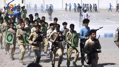 Desfile de scouts para estudiantes de las escuelas centrales del distrito de Al-Sabeen, Sanaá