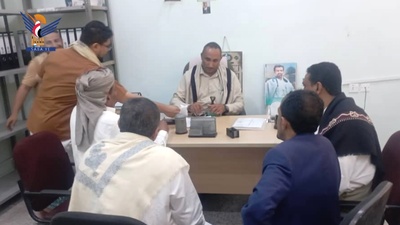 El gobernador de Hodeidah revisa el desempeño de la oficina de la Comisión de Derechos Humanos en la gobernación.