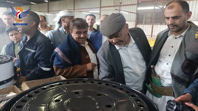 Al-Naqeeb visita la exposición de productos de la fábrica Al-Awdi en la Gobernación de la Capital