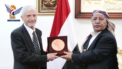 El Presidente del Parlamento honra al Ingeniero Ahmed Al-Ansi con el Escudo del Parlamento