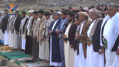 Al-Jama'i dirige las oraciones del Eid al-Fitr con los fieles en la aldea de Al-Masajid, Bani Matar, Gobernación de Sana'a
