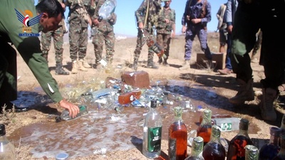 Autoridades judiciales y de seguridad de Al-Dhale'a destruyen gran cantidad de alcohol