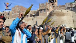 Militärparade der  Absolventen der zweiten offenen Ausbildungskurse in der Altstadt von Sana'a