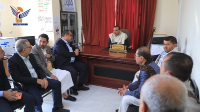 El Ministro de Economía en funciones inspecciona la oficina del Ministerio en Taiz
