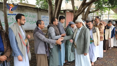 Los Ministros de Finanzas y Economía visitan a las tropas en el Frente del Palacio en Taiz