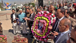 وزراء الأشغال والثقافة والثروة السمكية يزورون ضريح الرئيس الصماد