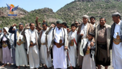 Der Gouverneur von Ibb besucht die an der Qa'taba-Front stationierten Soldaten in Al-Dhalea