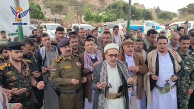 Visitar al Cementerio de los Mártires en Al-Mahwit con motivo del Eid al-Fitr