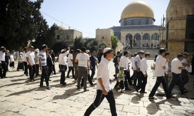Decenas de colonos irrumpen en la Mezquita de Al-Aqsa bajo la protección de las fuerzas de ocupación israelíes