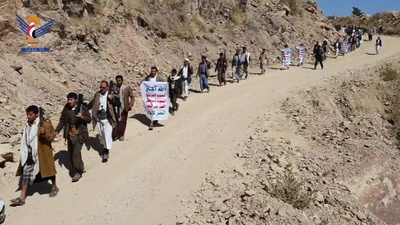 Raymah – Marcha a pie para los graduados del curso "Inundación de Al-Aqsa" en el distrito de Bakal de la Dirección de Mazhar