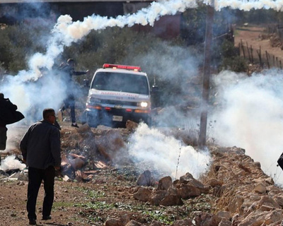 Fuerzas enemigas israelíes intensifican la represión en Hebrón y arrestan a un palestino durante una redada en la aldea de al-Mughayyir, al noreste de Ramala.