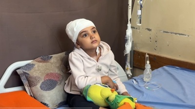 Desde el corazón de la sangrienta Gaza: Sarah, una niña que perdió la vista a manos del enemigo israelí, privando a su familia de toda esperanza de tratamiento.