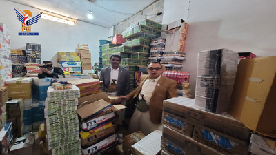 El secretario local de Hajjah inspecciona el cumplimiento de los precios en Kahlan Afa.