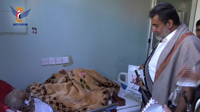 El gobernador de Al-Bayda visita a los heridos y enfermos en el Hospital General de Al-Thawra