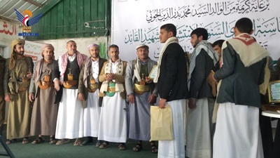 Homenaje a los mejores estudiantes de la Facultad de Ciencias Coránicas Al-Badr en el distrito de Al-Tawilah, Al-Mahwit