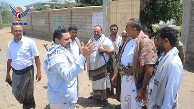 محافظ الحديدة يتفقد مشروع مبادرة مجتمعية لردم وتسوية طريق حيوي بالجراحي