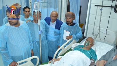 Supervisión del estado de salud del ciudadano Al-Jahafi tras resultar herido por el derrumbe de una réplica de Bab al-Yemen