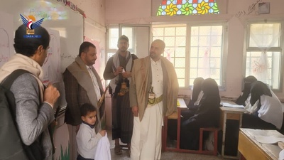 Al-Razihi y Al-Mahatori inspeccionan el taller de orientación y su aplicación práctica en la Escuela Secundaria Al-Qudaim