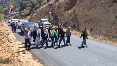 Qutaina y Al-Haifi inspeccionan las obras de mantenimiento y rehabilitación de la carretera Al-Mahwit-Al-Qanawis