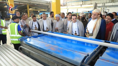 El Ministro de Finanzas y el Ministro de Economía en funciones visitan varias fábricas en Taiz