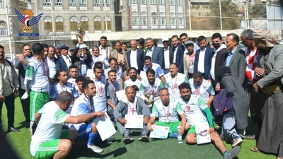 El equipo de la Facultad de Odontología de la Universidad Ibb gana el Campeonato de Fútbol Martyr Al-Ghamari