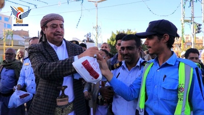 El alcalde de Sanaá Se Lanza la distribución de comidas iftar de Ramadán para la policía de tránsito