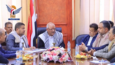 Reunión presidida por Al-Nuaimi analiza el desarrollo de laboratorios e infraestructura en la Autoridad de Normas