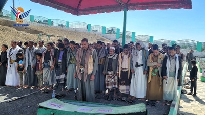 Taiz – Cortejo fúnebre por el mártir Tariq Badri Al-Sururi en el distrito de Al-Taiziyah
