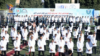 Al-Nuaimi y Muftah participan en la ceremonia de graduación de la tercera promoción de Medicina y Cirugía de la Facultad de Medicina de la Universidad 21 de Septiembre