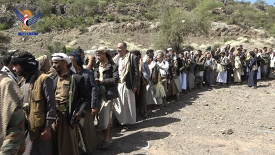 Varios de Dirigentes y dignatarios de los distritos de la gobernación de Ibb visitaron a las tropas desplegadas en el frente en la gobernación de Al-Dhale