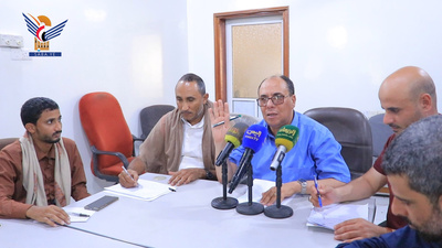 El Gobernador de Hodeidah y el Viceministro de Información analizan la situación de la Radio de Hodeidah y la Oficina de Medios