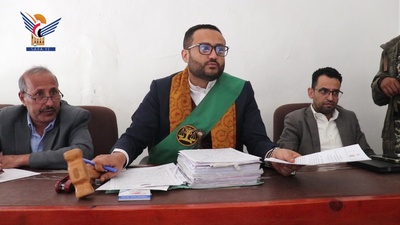 El Tribunal de la Secretaría del Sudeste confronta a los acusados ​​con las armas utilizadas en el asesinato de Hisham Al-Kayyal y su esposa.