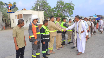 Al-Washli visita a los trabajadores y al personal de servicio en los puertos de Hodeidah, Salif y Ras Issa