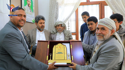 Las Autoridades locales de Saada rinden homenaje a la familia del mártir, el mayor general Al-Hamran