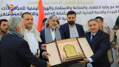 El Primer Ministro Muftah participa en la ceremonia de homenaje a las instalaciones industriales comprometidas con la seguridad