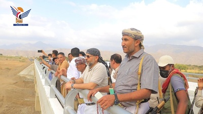 El gobernador de Hodeidah inspecciona el progreso de las obras del proyecto del puente Al-Kadan que une Hodeidah y Al-Mahwit