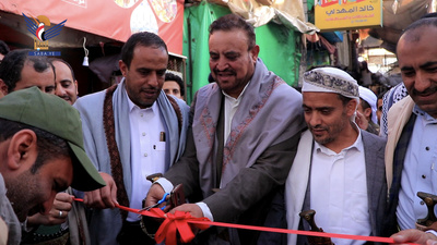 Abbad y Al-Madani inauguran la exposición "Lo mejor de lo que nuestras manos produjeron" para familias productivas en el distrito de Al-Sabeen