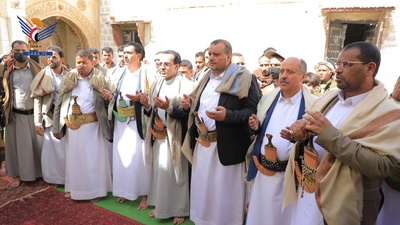 El Ministro de Finanzas y el Ministro de Economía en funciones visitan la Mezquita Imán Al-Hadi en Saada