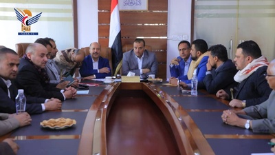 Una reunión presidida por Al-Bashiri discute los mecanismos para proveer alimentos y cubrir las necesidades de consumo durante el mes de Ramadán.