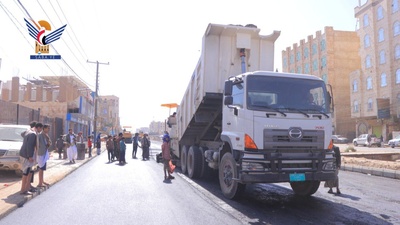 Se están realizando importantes obras de asfalto en la calle Khawlan de la capital.