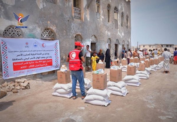 تدشين توزيع 800 سلة غذائية في جزيرة كمران بمحافظة الحديدة