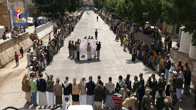 Manifestación armada en el distrito de Azal en apoyo a las operaciones de las Fuerzas Armadas y los frentes del Eje de la Resistencia